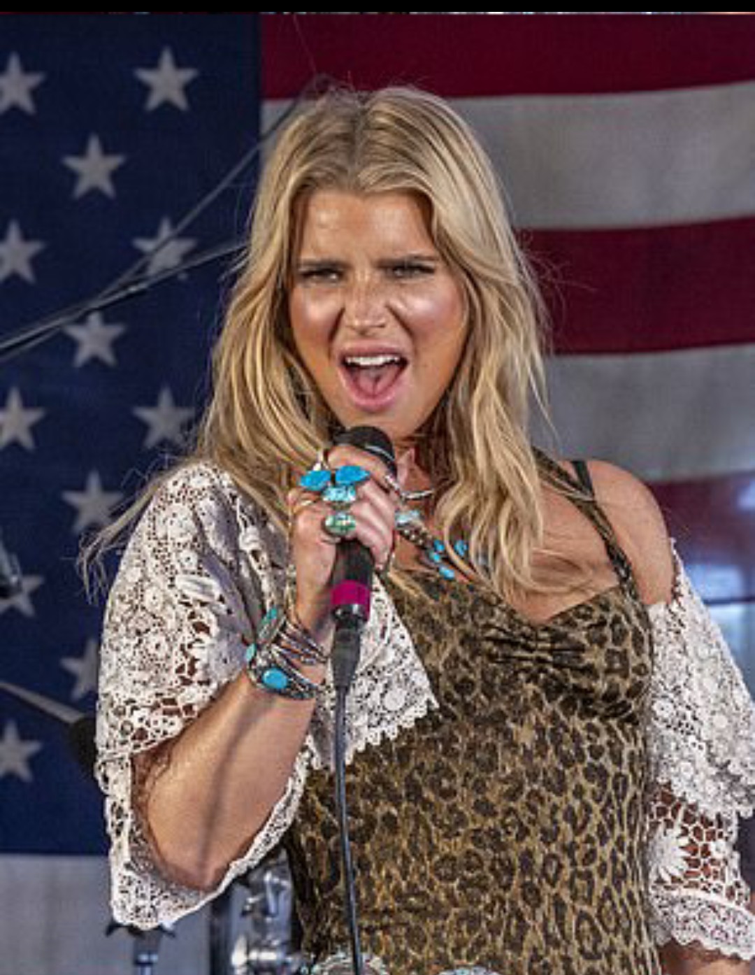 Umuhanzi Jessica Simpson agiye kongera kwigaragaza